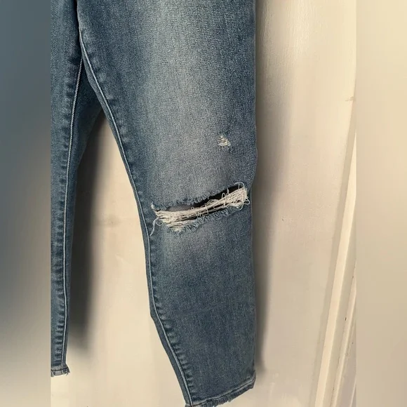 Express Skinny high rise ripped jeans. Size 6S. Great condition. - Picture 3 of 5